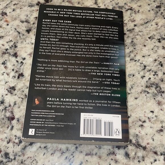 The Girl On The Train A Novel By Paula Hawkins New York Times Bestseller - Picture 2 of 4
